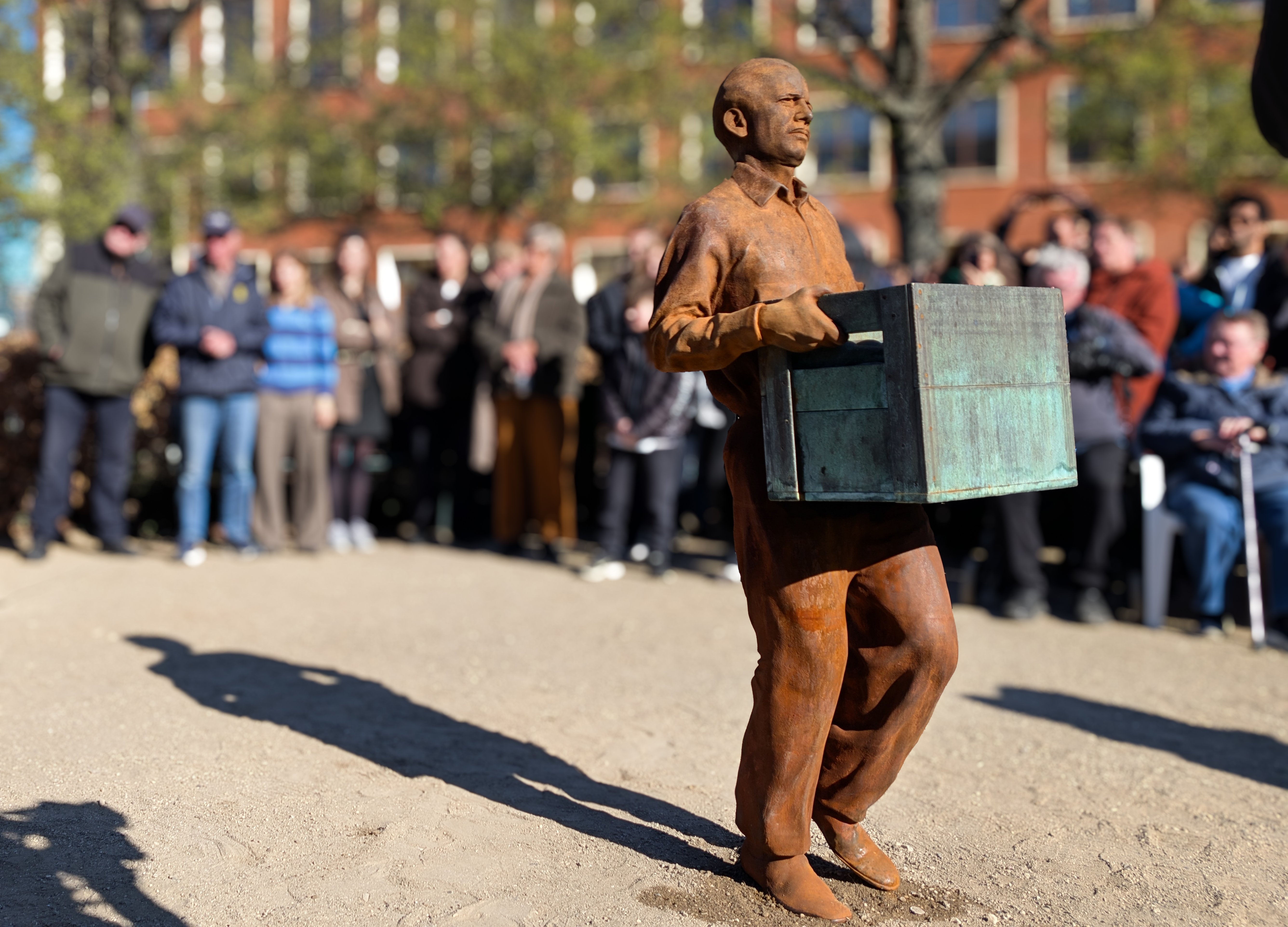 Max Bæklund statue-2