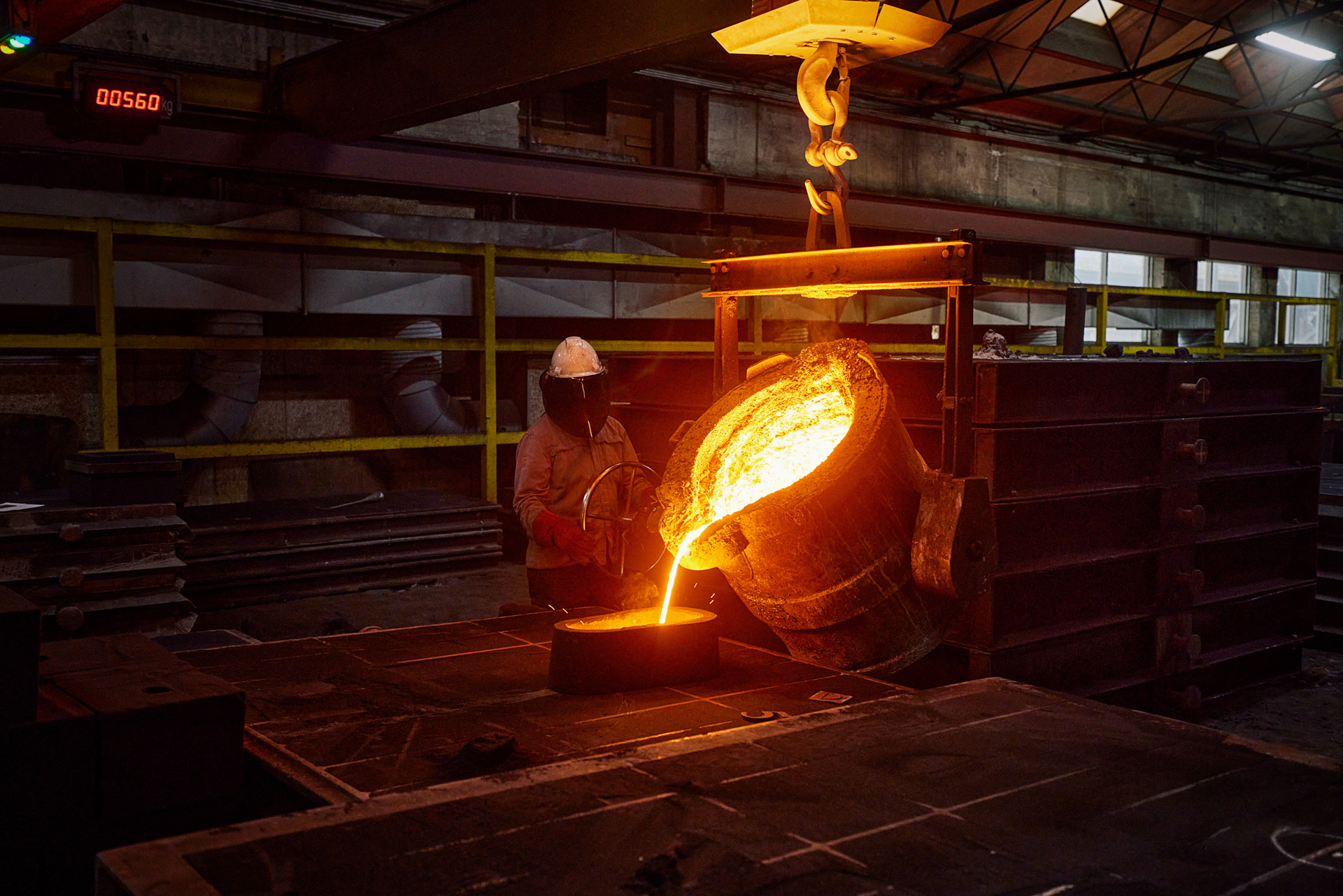 Manual pouring of molten iron at Uldall.